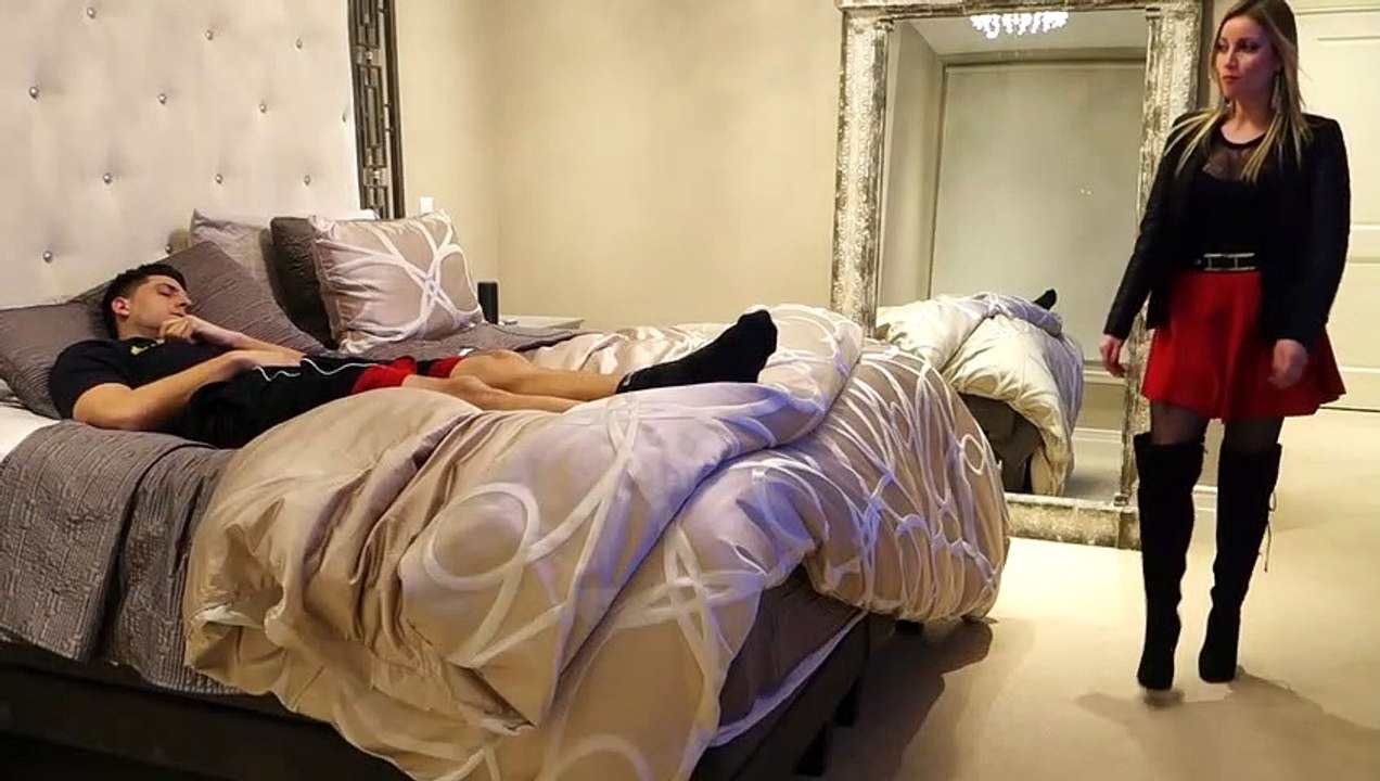 Erkek Arkadaşa İğrenç Şaka! (2)