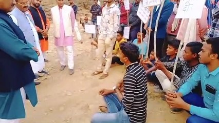 Descargar video: sidhi: Villagers including the sarpanch protested against the Vikas Ya