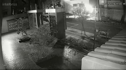 Homem usa rastreador para pegar namorada em motel com o professor e perseguição termina em morte