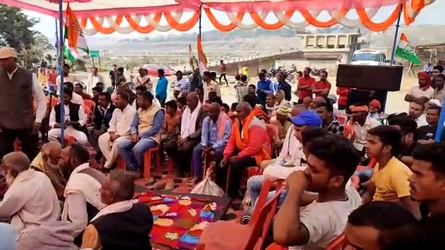 sidhi: Congress staged protest over delay in construction of bridge on