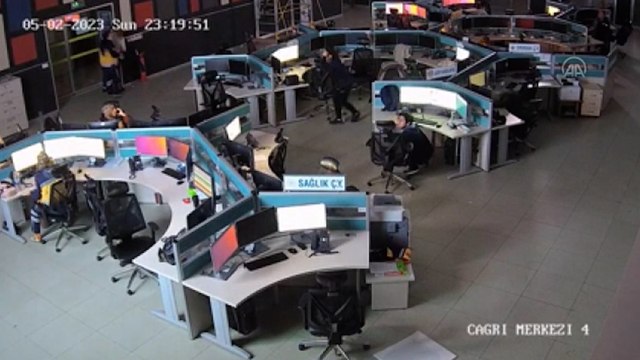 Deprem anı, Osmaniye 112 Acil Çağrı Merkezi'nin güvenlik kamerasında