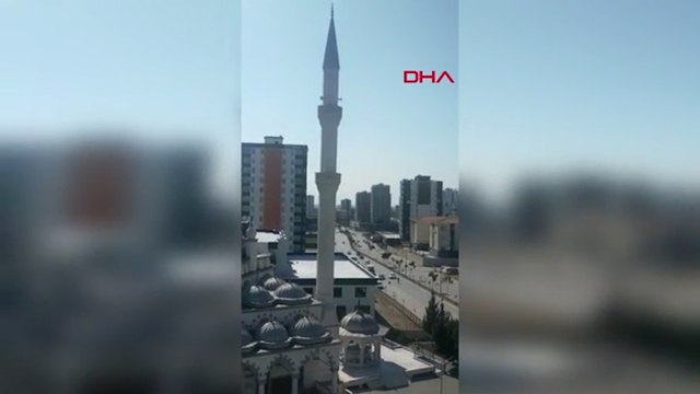 Kontrollü şekilde yıkılan minare 3 katlı evin üzerine devrildi