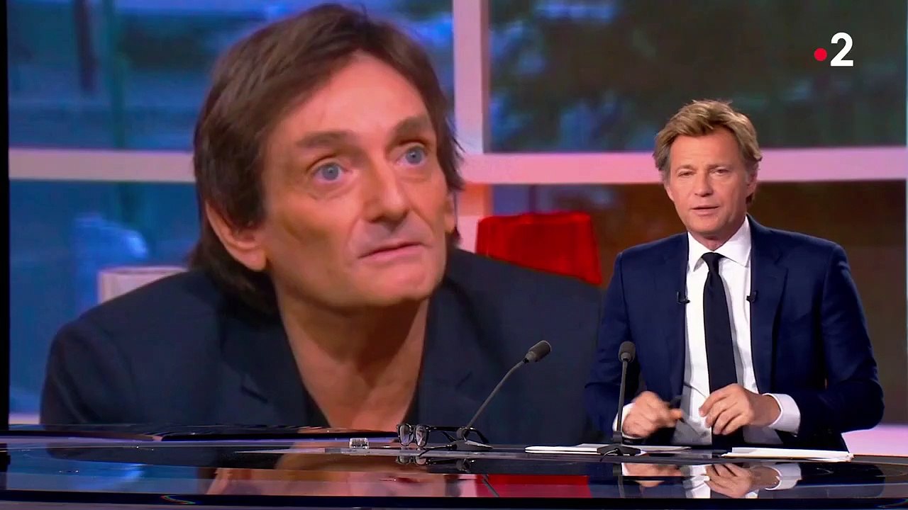 Les images de Pierre Palmade, capuché et masqué, sortant du tribunal de Melun vendredi soir