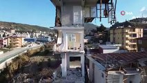 Deprem bölgesindeki bu binayı gören dönüp bir daha baktı