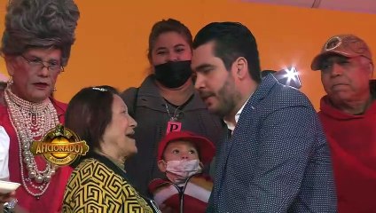 'Pollo' le da tremendo beso a esta tierna señora