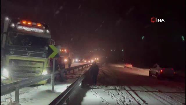 Ardahan'da kar yağışı nedeniyle kayan tır yolu kapattı