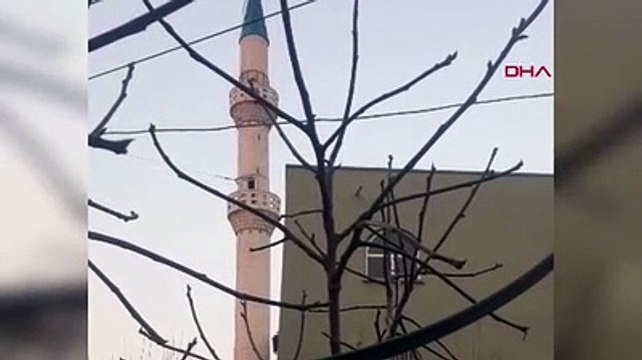 'Kontrollü' olarak yıkılan minare 3 katlı evin üzerine devrildi