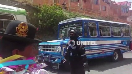 Guardia privado ataca con gas a periodista de Unitel que cubría el paso de una comparsa en La Paz