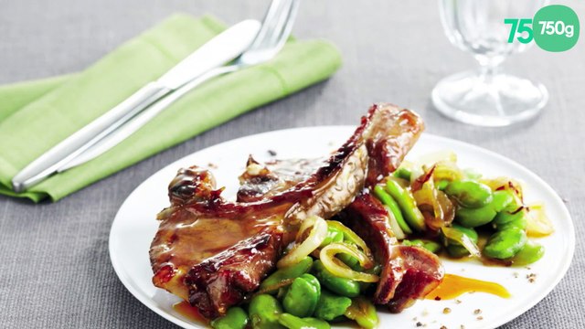 Côtelettes d'agneau laquées aux épices, oignons et fèves vertes