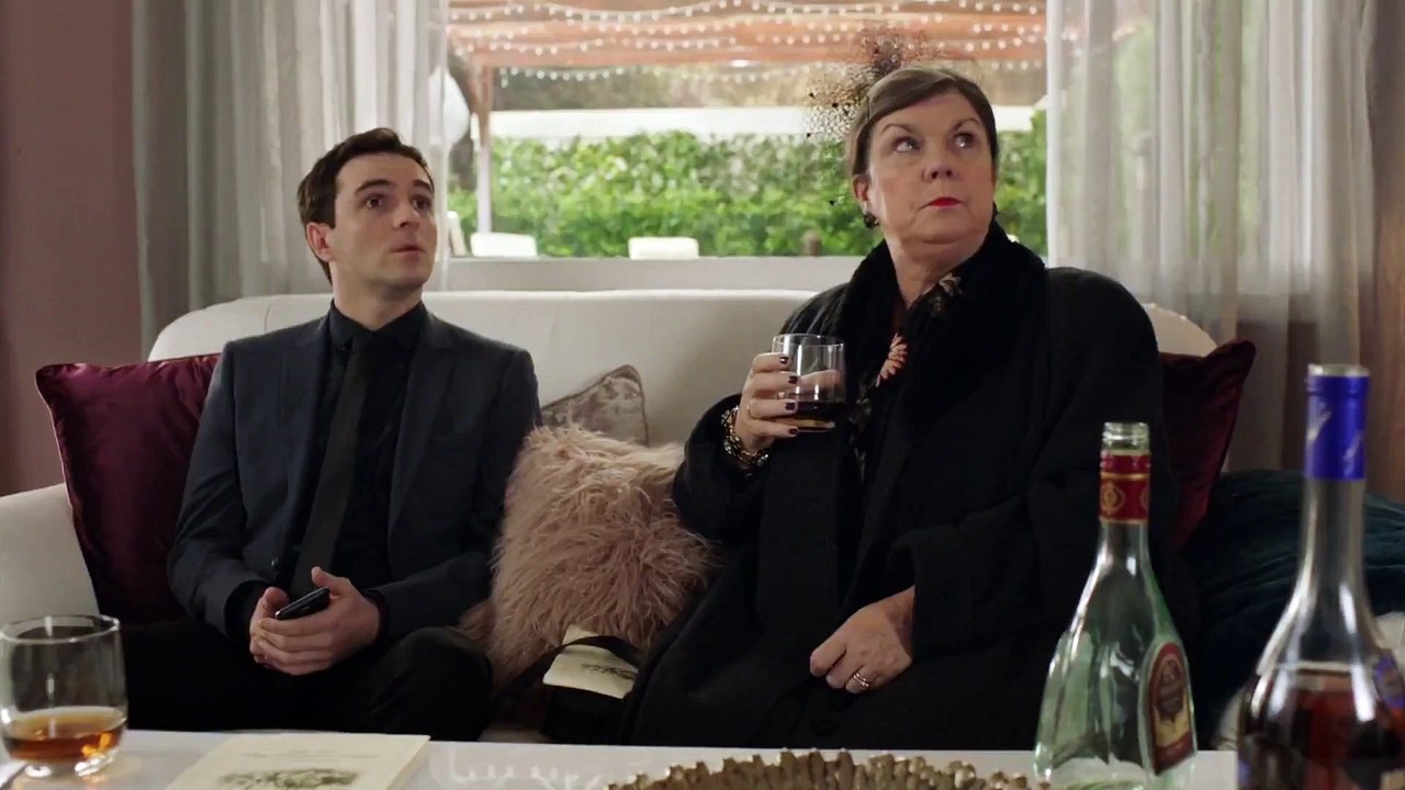 Two Doors Down - Se4 - Ep02 - Willie's Wake HD Watch