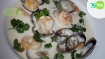 Soupe thaï lait de coco, crevettes et palourdes