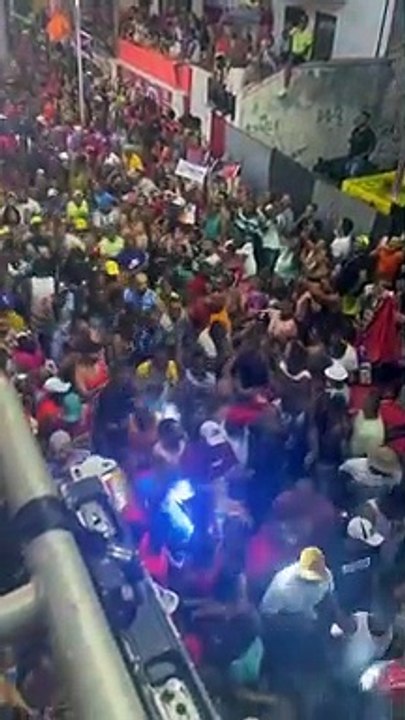Destemido, "coroa" é visto "botando a base" no meio do Vumbora com Bell Marques; confira