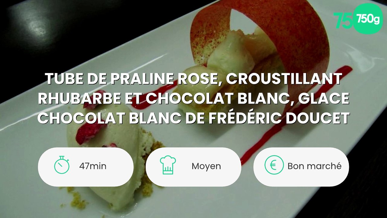 Tube de praline rose, croustillant rhubarbe et chocolat blanc, glace chocolat blanc de Frédéric Doucet