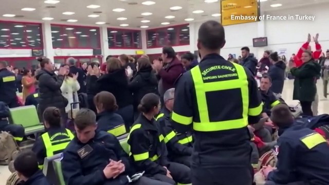 Quake survivors struggle as searches wind down