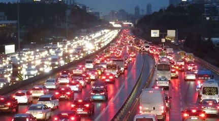 İstanbul'da haftanın ilk iş günü trafik yoğunluğu yaşanıyor