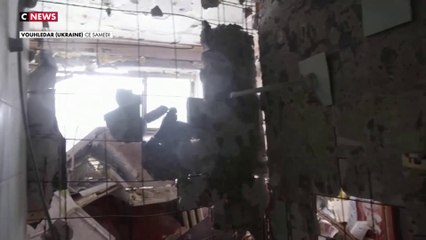 Ukraine : une retraitée vit dans un appartement détruit par les frappes