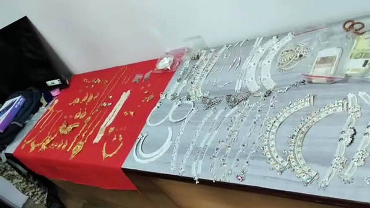 Mother was also a participant in son's black act, son used to steal, mother used to work to hide jewelry