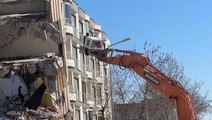 Akıllara durgunluk veren olay! Depremzede hayatını tehlikeye atarak yıkılmak üzere olan binadan eşyasını aldı