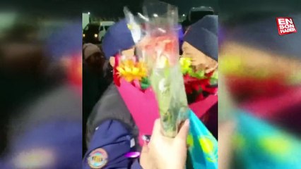 Kazakistan kurtarma ekibi, Astana'da bayraklarla karşılandı