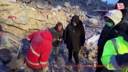 Kahramanmaraş'ta enkazda bulunan para dolu banka kasası yetkililere teslim edildi