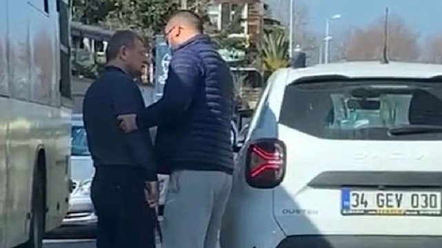 Ters yöne girdi, kendini uyaran motosikletlilere baltayla saldırdı