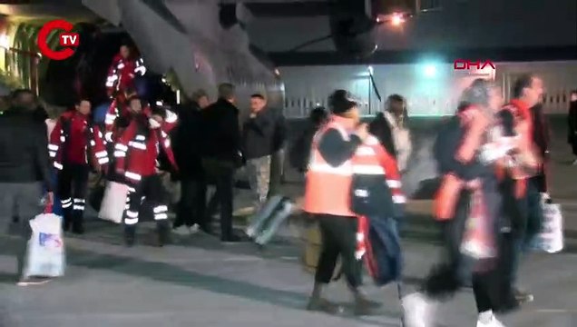 Deprem bölgesinde çalışmalara katılan 32 kişilik itfaiye ekibi İstanbul'a döndü