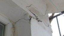 Depremi yaşadı, kolonları çatlamış evine sığındı