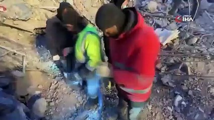 Enkazın altından deste deste para bulundu!