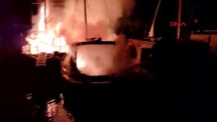 BODRUM'DA LİMANDAKİ 2 TEKNE YANDI