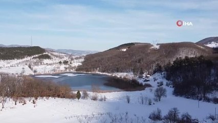Doğal kaynaklarla beslenen Karamurat Gölü'nden kış manzarası