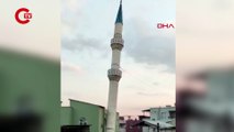Adana'da kontrollü yıkılırken evin üzerine devrilen minare hasara yol açtı