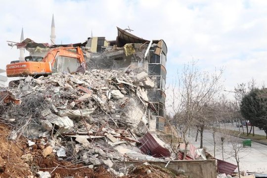 KAHRAMANMARAŞ'TA ACİL YIKIM KARARI ALINAN BİNALARDA KONTROLLÜ YIKIM BAŞLADI