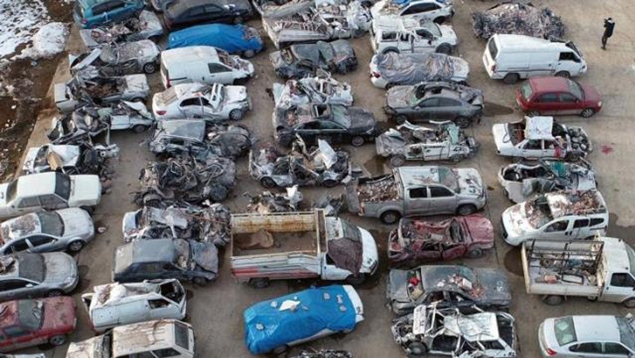 Depremin merkez üssünde araç mezarlığı! Askerler 24 saat nöbet tutuyor