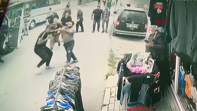 Sağlık çalışanlarını sopayla darbeden saldırgana tahliye