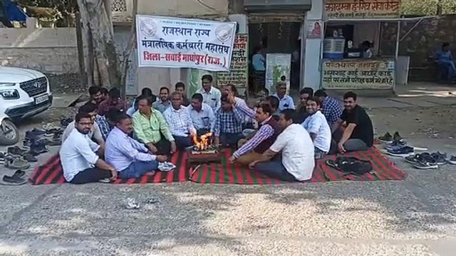 सरकार की सद््बुद्धि के लिए किया यज्ञ, दी आहुतियां