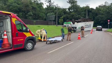 Sem freio, caminhão bater contra meio-fio e capota na Região do Lago