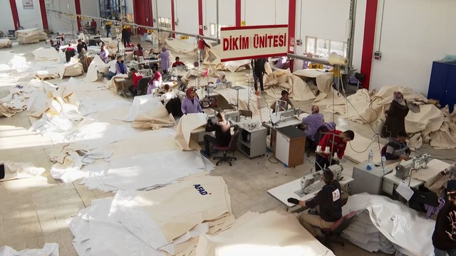 زلزال تركيا وسوريا.. إنتاج الخيام وإرسالها للمناطق المتضررة يوميا