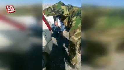 Mehmetçik, ayağında ayakkabı olmadığını gördüğü vatandaşa botunu verdiMehmetçik, ayağında ayakkabı olmadığını gördüğü vatandaşa botunu verdi