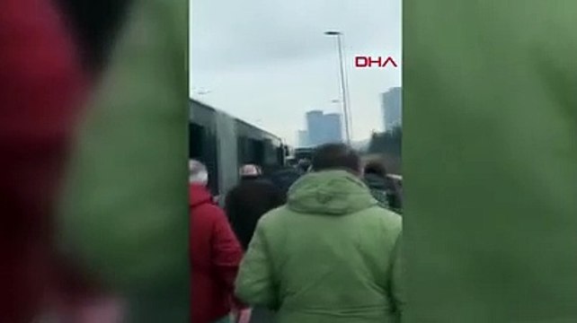 Metrobüs arızalandı; vatandaş yollara düştü