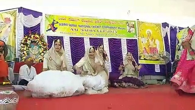 क्रिकेट प्रतियोगिता के उद्घाटन पर लोकगीतों पर थिरक उठीं महिलाएं