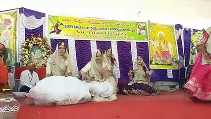 क्रिकेट प्रतियोगिता के उद्घाटन पर लोकगीतों पर थिरक उठीं महिलाएं