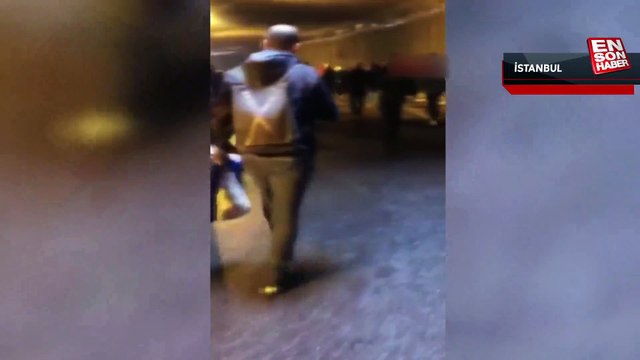 İstanbul'da metrobüs çilesi: Vatandaşlar tehlikeli yolda yürümek zorunda kaldı