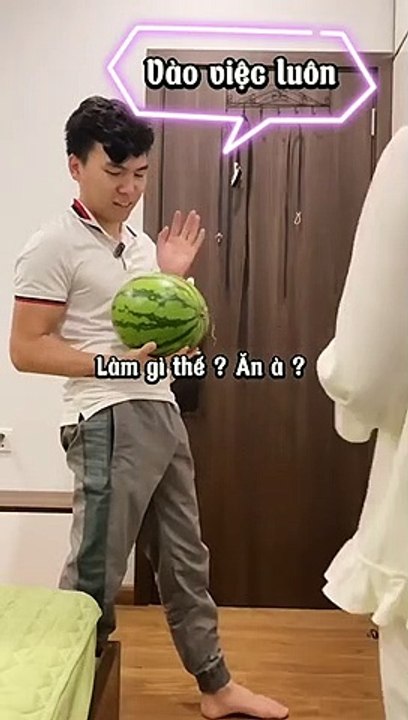 Lỡ dại khi cho rằng mang thai không mệt, chàng trai liền được vợ cho mang dưa hấu, trải nghiệm thiên chức làm mẹ