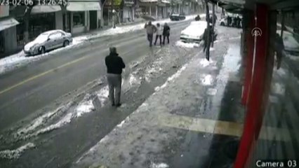 Malatya'da 7 katlı binanın depremde yıkılma anı güvenlik kamerasında!