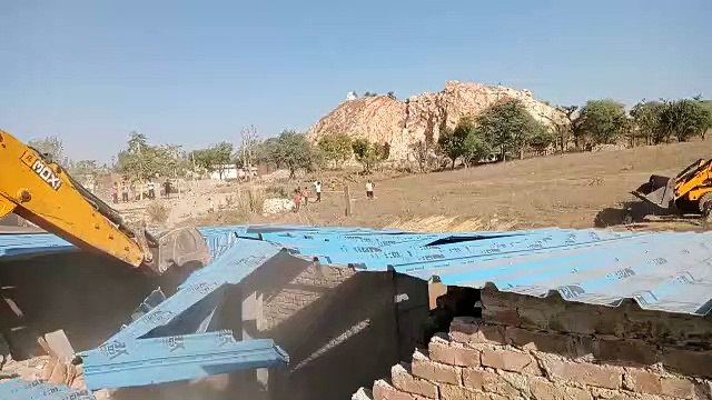 अवैध रूप से बनाई जा रहीं 15 दुकानें ध्वस्त