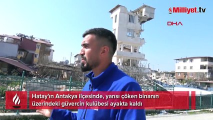 Yarısı çöken binanın üstündeki güvercin evi ayakta kaldı