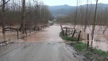 Bartın'da sağanak yağış nedeniyle 2 köye ulaşım sağlayan köprü kapandı