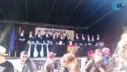 Gritos de "¡Gora ETA!" y burlas a la Audiencia Nacional con el 'Cara al sol' en el carnaval de Mondragón