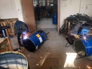 Liseliler depremzedeler için soba ve hijyen malzemesi üretiyor