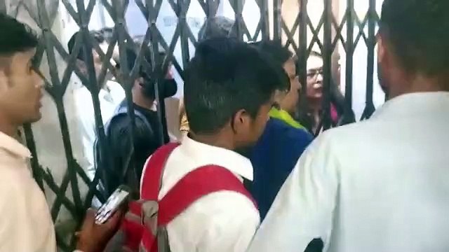 मांगे पूरी नहीं होने पर स्टूडेंट्स ने प्राचार्य कक्ष के लगाया ताला, देखे वीडियो